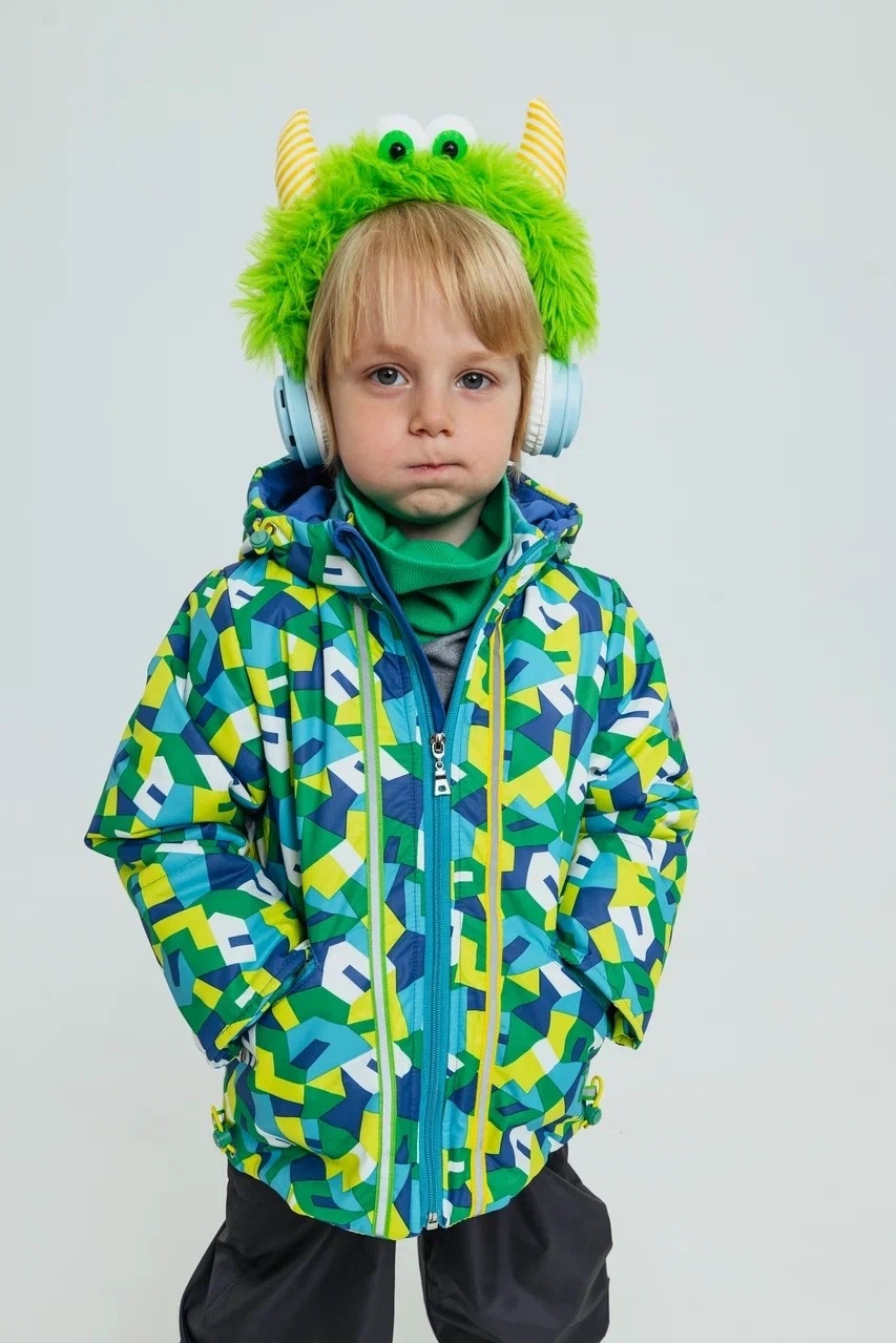 Мальчик в яркой ветровке Sibirikids