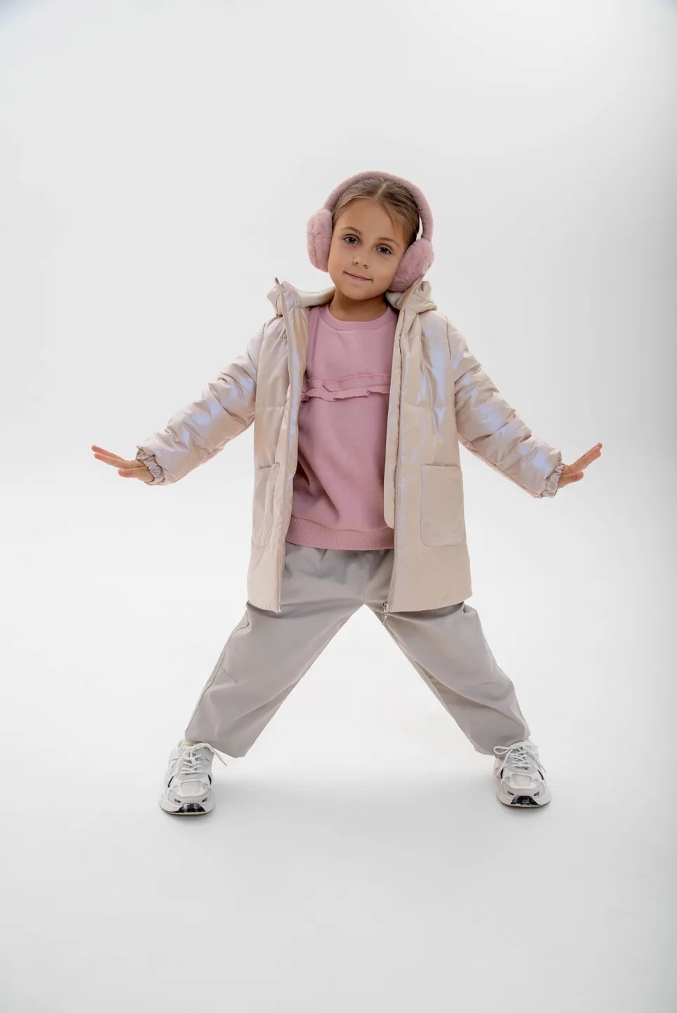 Девочка в светлой демисезонной куртке Sibirikids