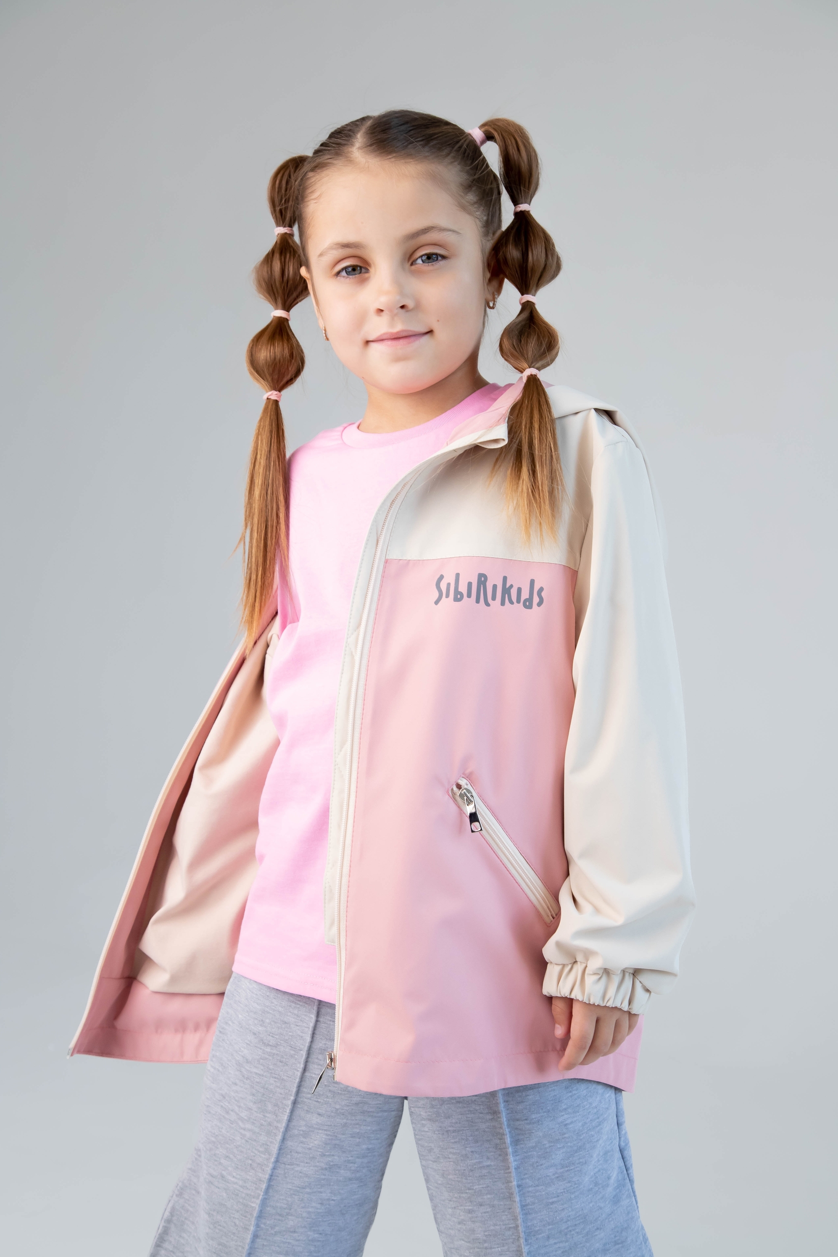 Девочка в розовой ветровке Sibirikids